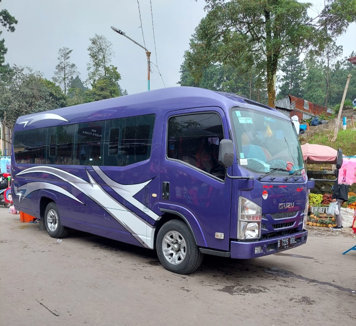 Perbedaan Elf Dan Bus Pariwisata Untuk Perjalanan Di Jakarta